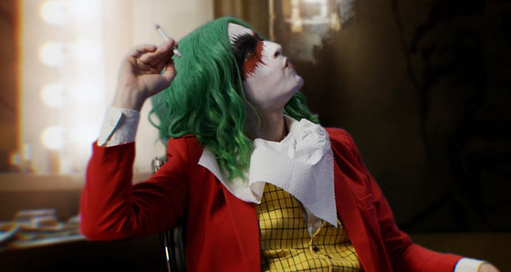 Joker der Harlekin (Vera Drew) raucht in der Umkleidekabine in „The People's Joker“ eine Zigarette