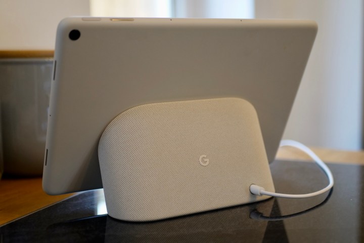 La tableta Google Pixel en su soporte, mostrando la sección de altavoces.