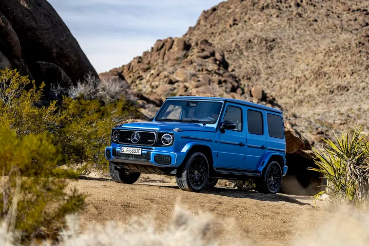 Mercedes-Benz G580 con tecnología EQ en el cuarto delantero.