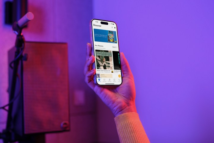 एक iPhone 15 Pro Qobuz ऐप दिखा रहा है।