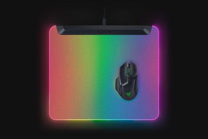 La alfombrilla para ratón Razer Firefly V2 Pro con un ratón en la parte superior.