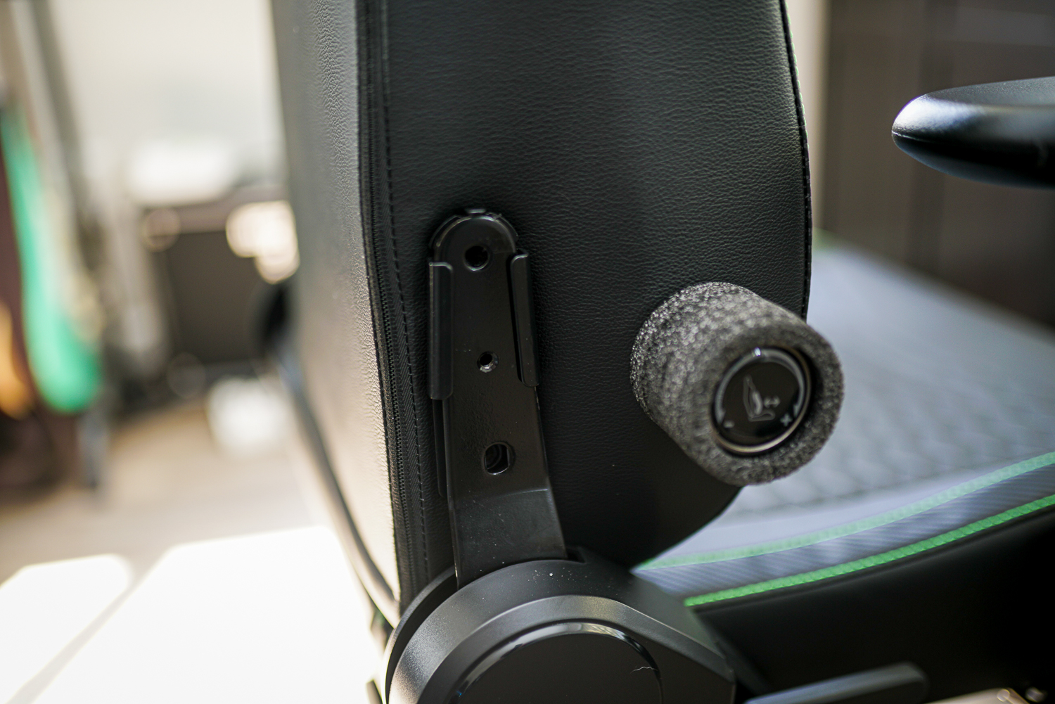 A bracket holding up the back of the Razer Iskur V2 chair.