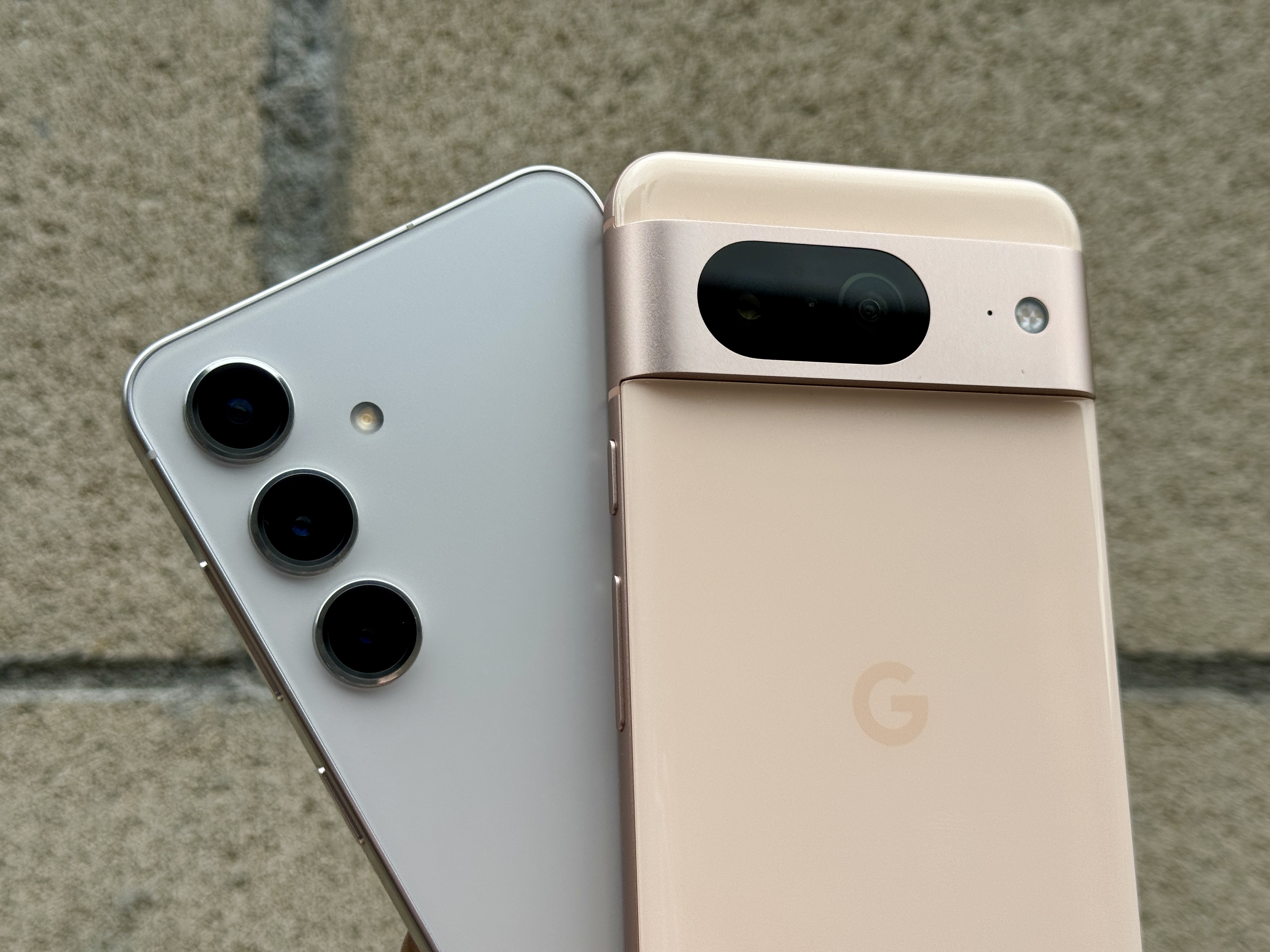 Módulos de cámara del Samsung Galaxy S24 (izquierda) y Google Pixel 8.