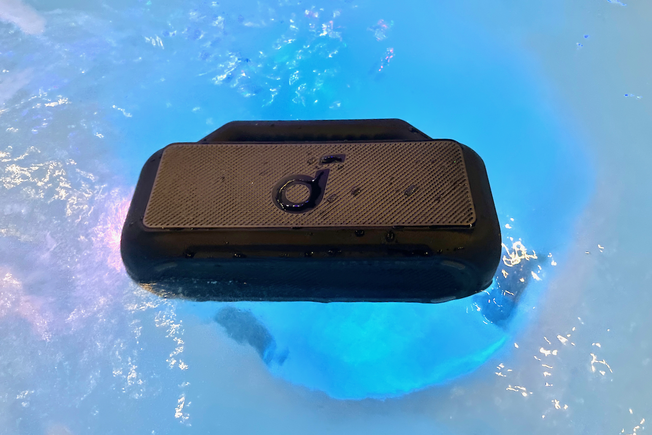 साउंडकोर बूम 2 एक हॉट टब में तैर रहा है।