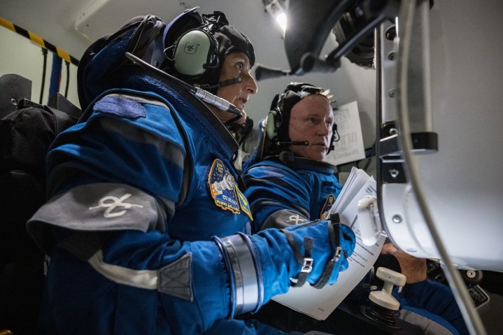 美国宇航局波音机组飞行测试宇航员布奇·威尔莫尔和苏尼·威廉姆斯在该机构位于休斯顿的约翰逊航天中心的 Starliner 航天器模拟器中为他们的任务做准备。