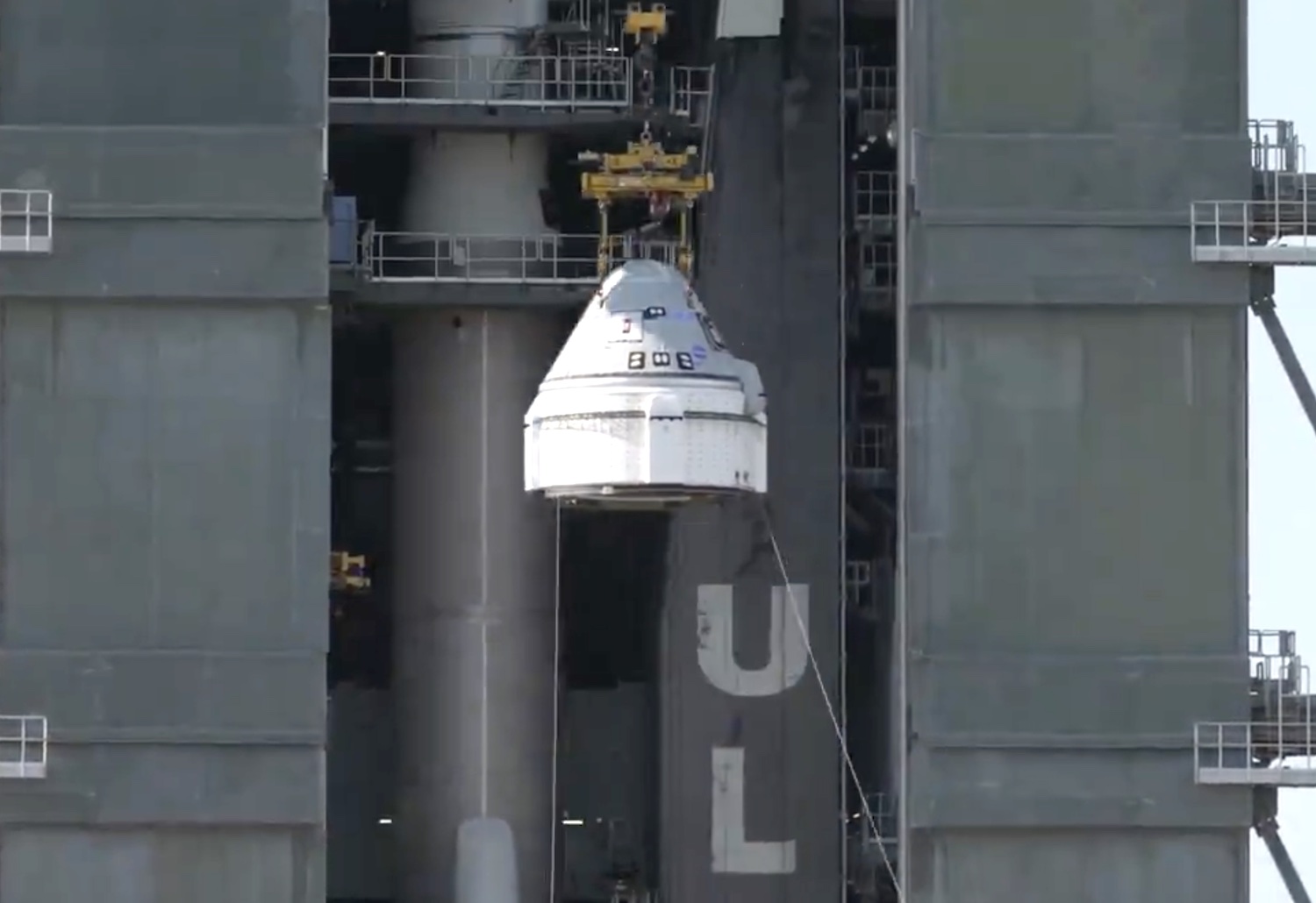 Космический корабль Boeing Starliner устанавливается на ракету Atlas V.