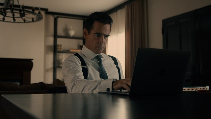 Apple TV+ 上的《Sugar》中，科林·法瑞尔 (Colin Farrell) 饰演约翰·舒格 (John Sugar)，身穿白衬衫、打领带、背带裤，坐在电脑前。