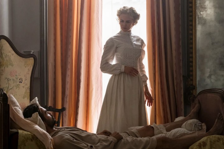 在《牡丹花下》中，一个女人逼近一个卧床不起的男人。