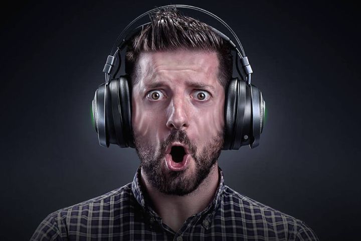 THX Spatial Audio 图像显示一名戴着耳机的男子看上去很惊讶。
