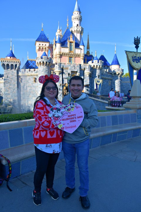 情人节那天，情侣在迪士尼乐园的城堡前。