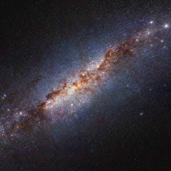 Un equipo de astrónomos utilizó el telescopio espacial James Webb de la NASA/ESA/CSA para estudiar la galaxia Messier 82 (M82), que se encuentra a 12 millones de años luz de distancia en la constelación de la Osa Mayor. M82 alberga un frenesí de formación estelar, brotando nuevas estrellas 10 veces más rápido que la galaxia de la Vía Láctea. Las capacidades infrarrojas de Webb permitieron a los científicos mirar a través de cortinas de polvo y gas que históricamente han oscurecido el proceso de formación estelar. Esta imagen del instrumento NIRCam (cámara de infrarrojo cercano) de Webb muestra el centro de M82 con un nivel de detalle sin precedentes. Con la resolución de Webb, los astrónomos pueden distinguir fuentes pequeñas, brillantes y compactas que son estrellas individuales o cúmulos estelares. Obtener un recuento preciso de las estrellas y cúmulos que componen el centro de M82 puede ayudar a los astrónomos a comprender las diferentes fases de la formación estelar y las líneas de tiempo de cada etapa.