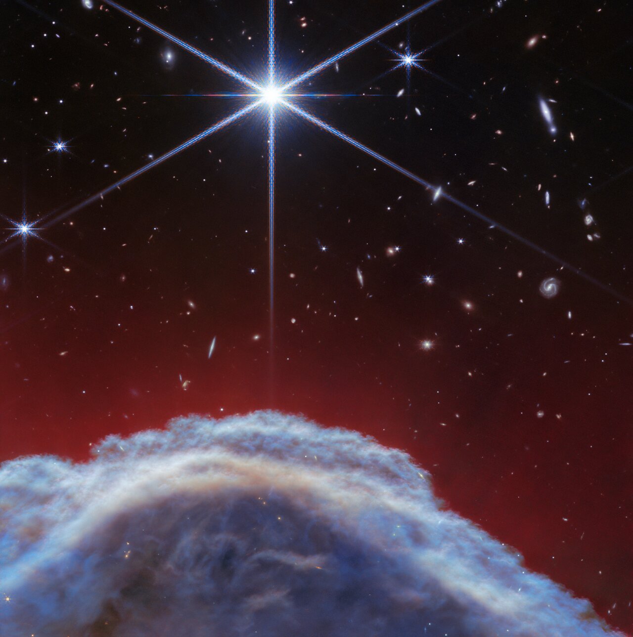 El telescopio espacial James Webb de la NASA/ESA/CSA ha capturado las imágenes infrarrojas más nítidas hasta la fecha de uno de los objetos más distintivos de nuestros cielos, la Nebulosa Cabeza de Caballo. Estas observaciones muestran una parte de la icónica nebulosa bajo una luz completamente nueva, capturando su complejidad con una resolución espacial sin precedentes. Las nuevas imágenes de Webb muestran parte del cielo en la constelación de Orión (El Cazador), en el lado occidental de la nube molecular de Orión B. Elevándose de las turbulentas olas de polvo y gas se encuentra la Nebulosa Cabeza de Caballo, también conocida como Barnard 33, que se encuentra a unos 1300 años luz de distancia. 