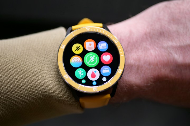 Una persona que lleva el Xiaomi Watch S3 con correa y bisel amarillos.