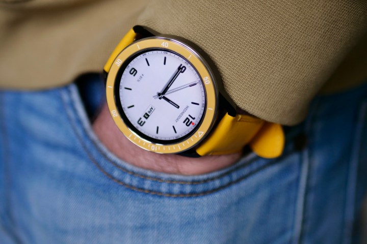 Una persona que lleva el Xiaomi Watch S3 con correa y bisel amarillos.