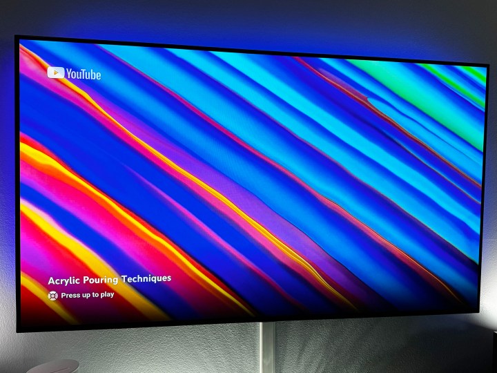 Una vista previa de video (o protector de pantalla, si lo prefiere) para técnicas de vertido abstracto en YouTube, como se ve en un Apple TV.