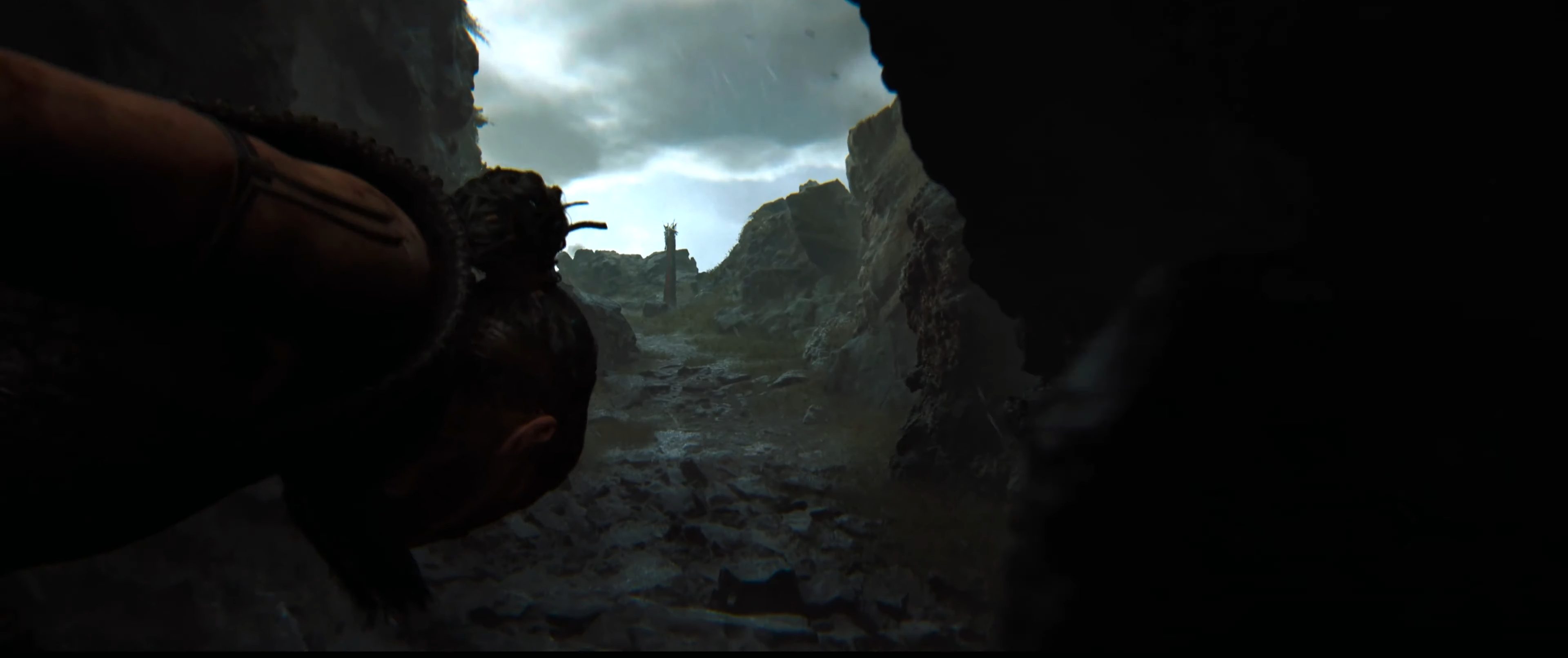 Senua approaching a lore totem in Hellblade 2.