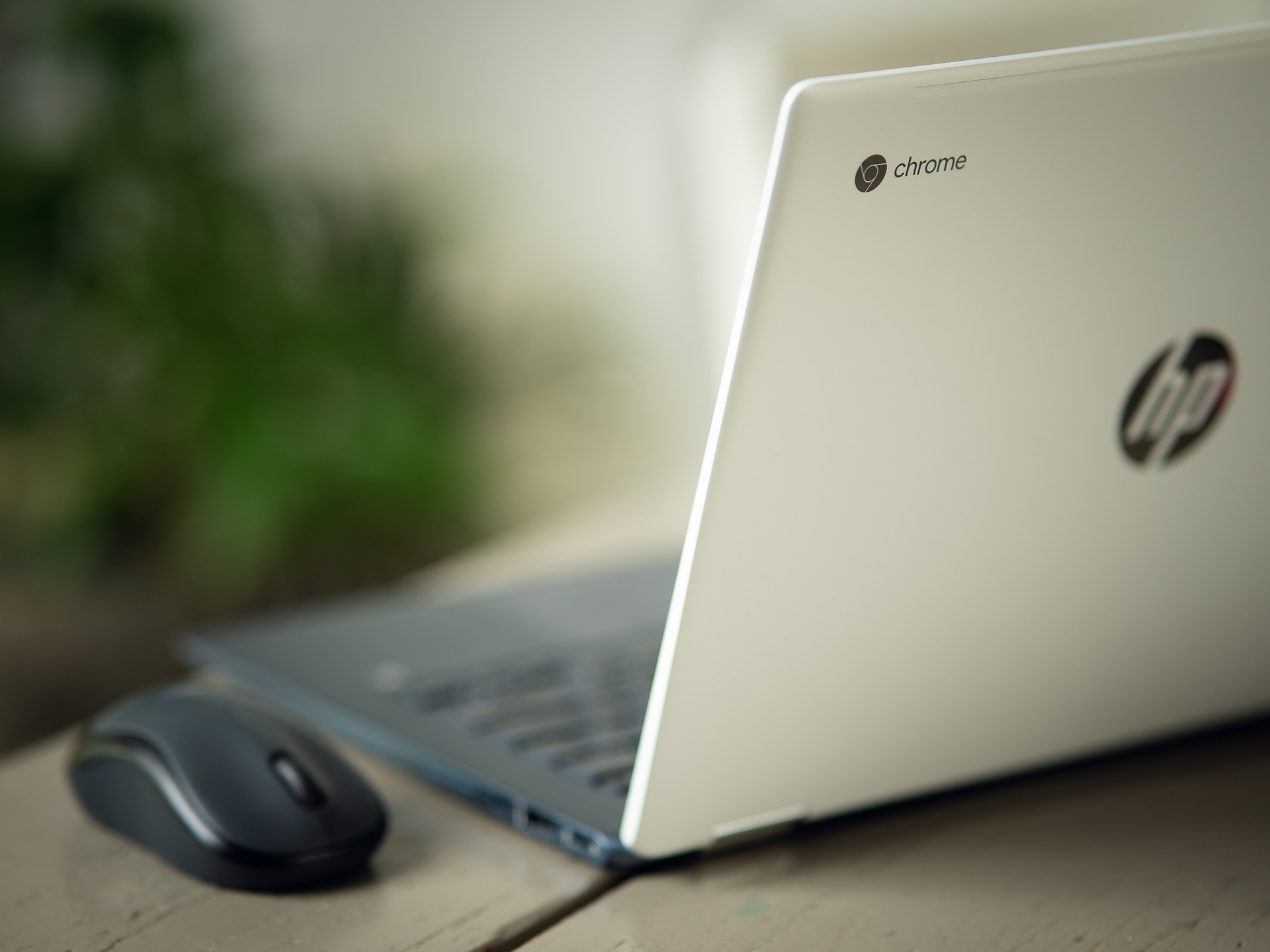 HP Chromebook با ماوس رومیزی.