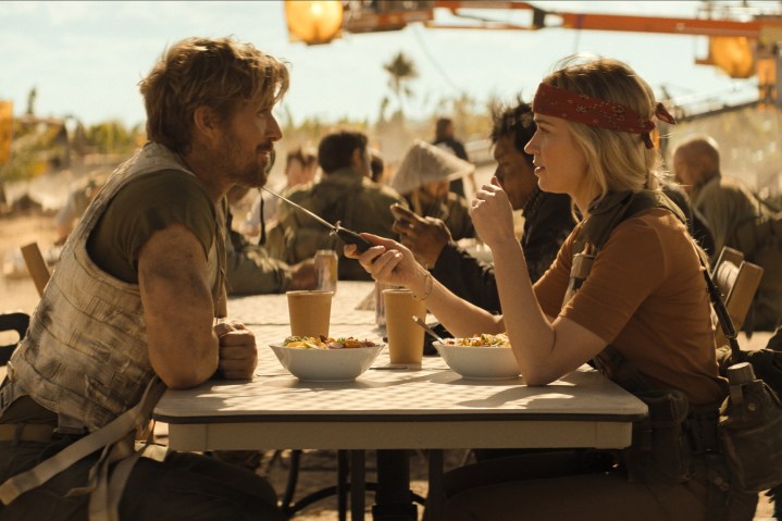 Emily Blunt pointe un couteau sur Ryan Gosling dans The Fall Guy.