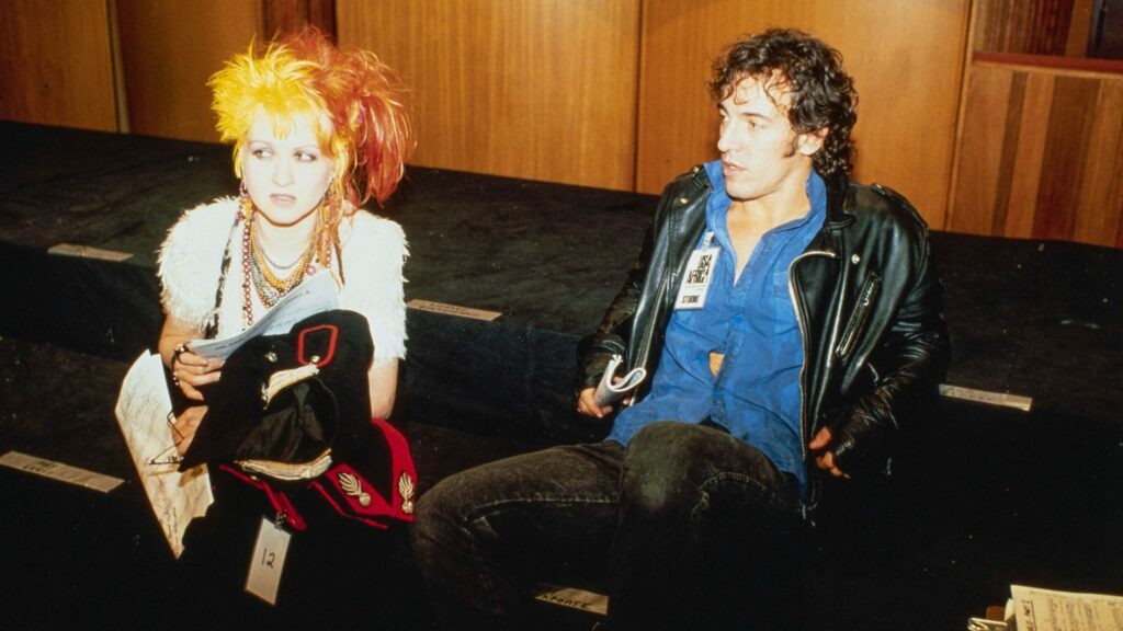 Cyndi Lauper y Bruce Springsteen se sientan juntos en The Greatest Night in Pop.