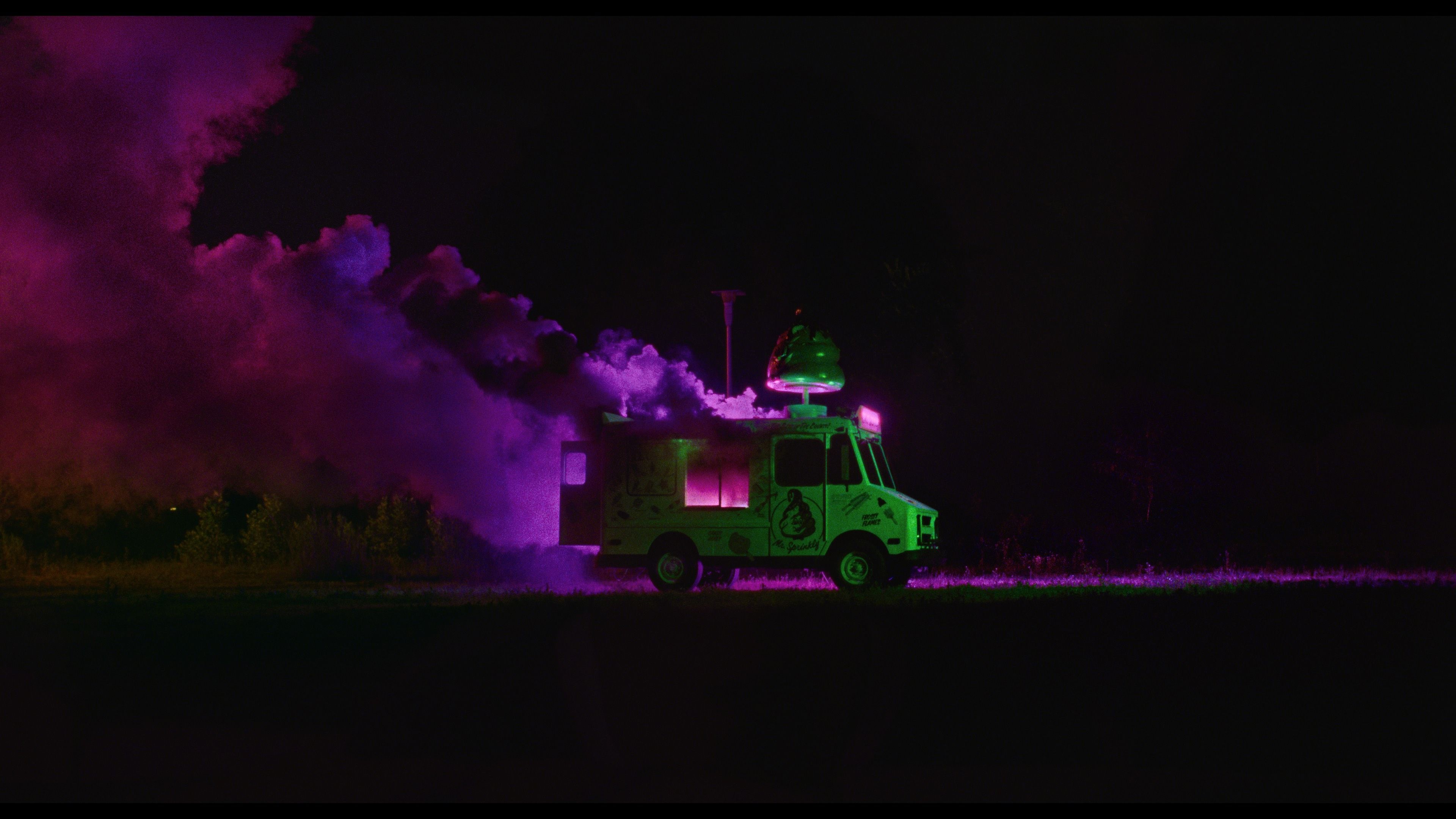 Uma estranha fumaça rosa sai de um caminhão verde de sorvete em um still de Eu vi o brilho da TV.