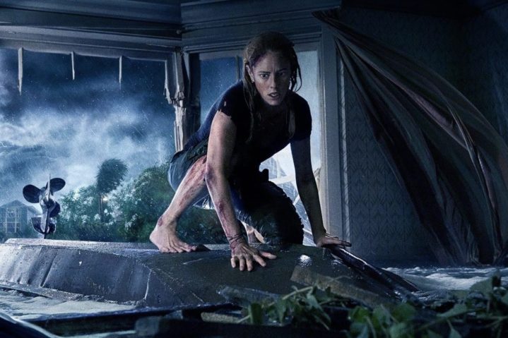 在《爬行》中，一个女孩站在水面上的桌子上。