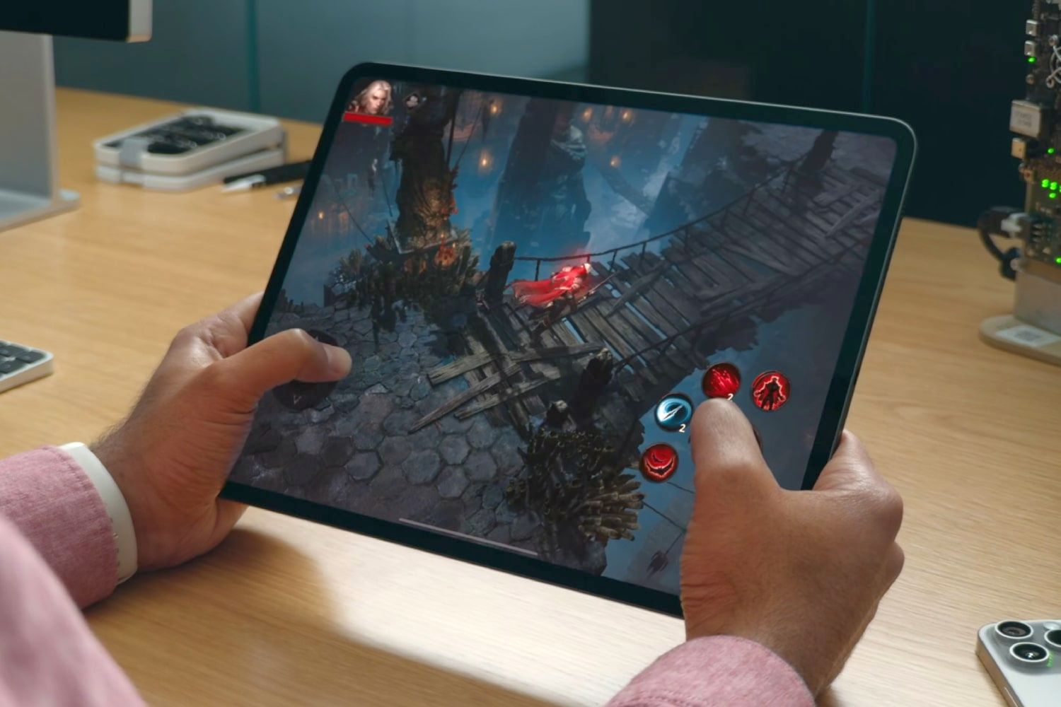 Uma pessoa jogando no M4 iPad Pro e jogando Diablo Immortal.
