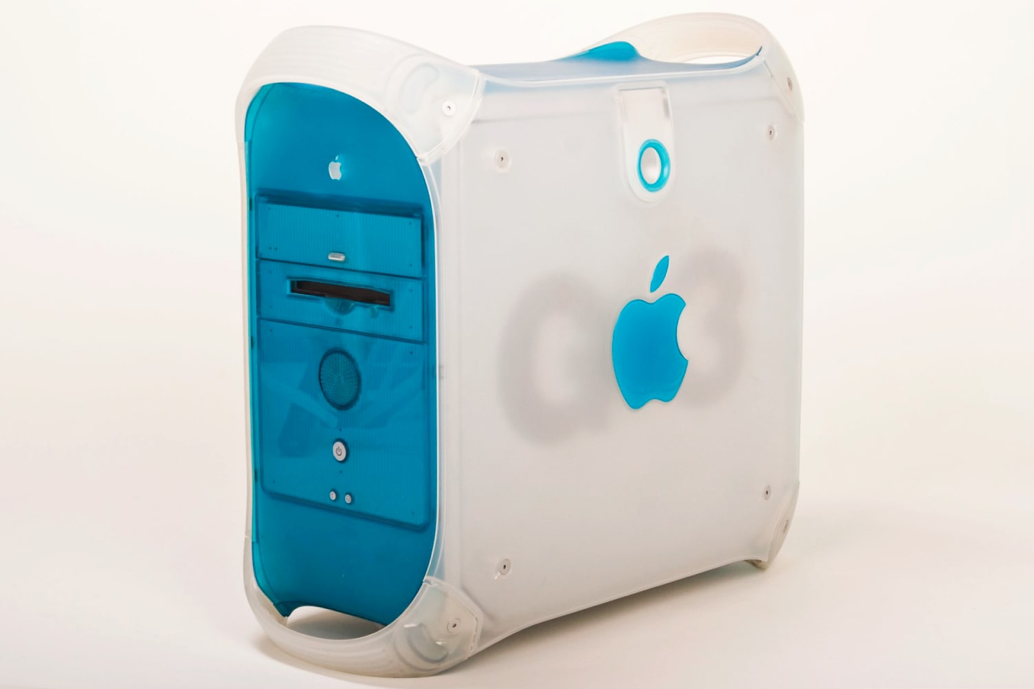 सफ़ेद पृष्ठभूमि पर Apple Power Mac G3 नीला और सफ़ेद।