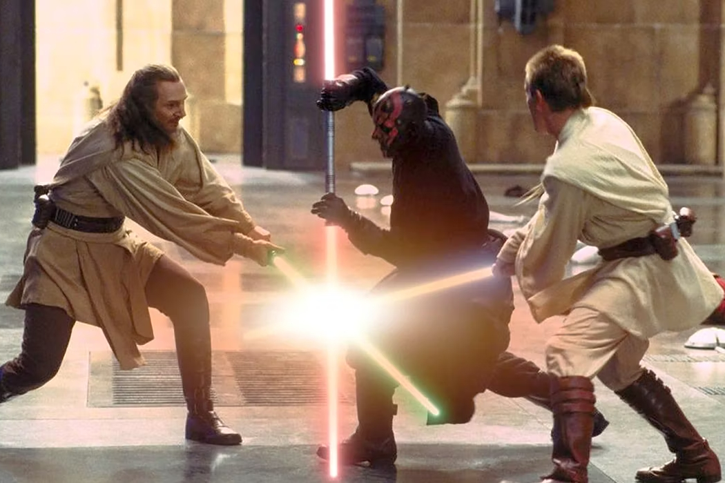 Qui-Gon y Obi-Wan se baten en duelo con Darth Maul en Star Wars: Episodio I - La Amenaza Fantasma.