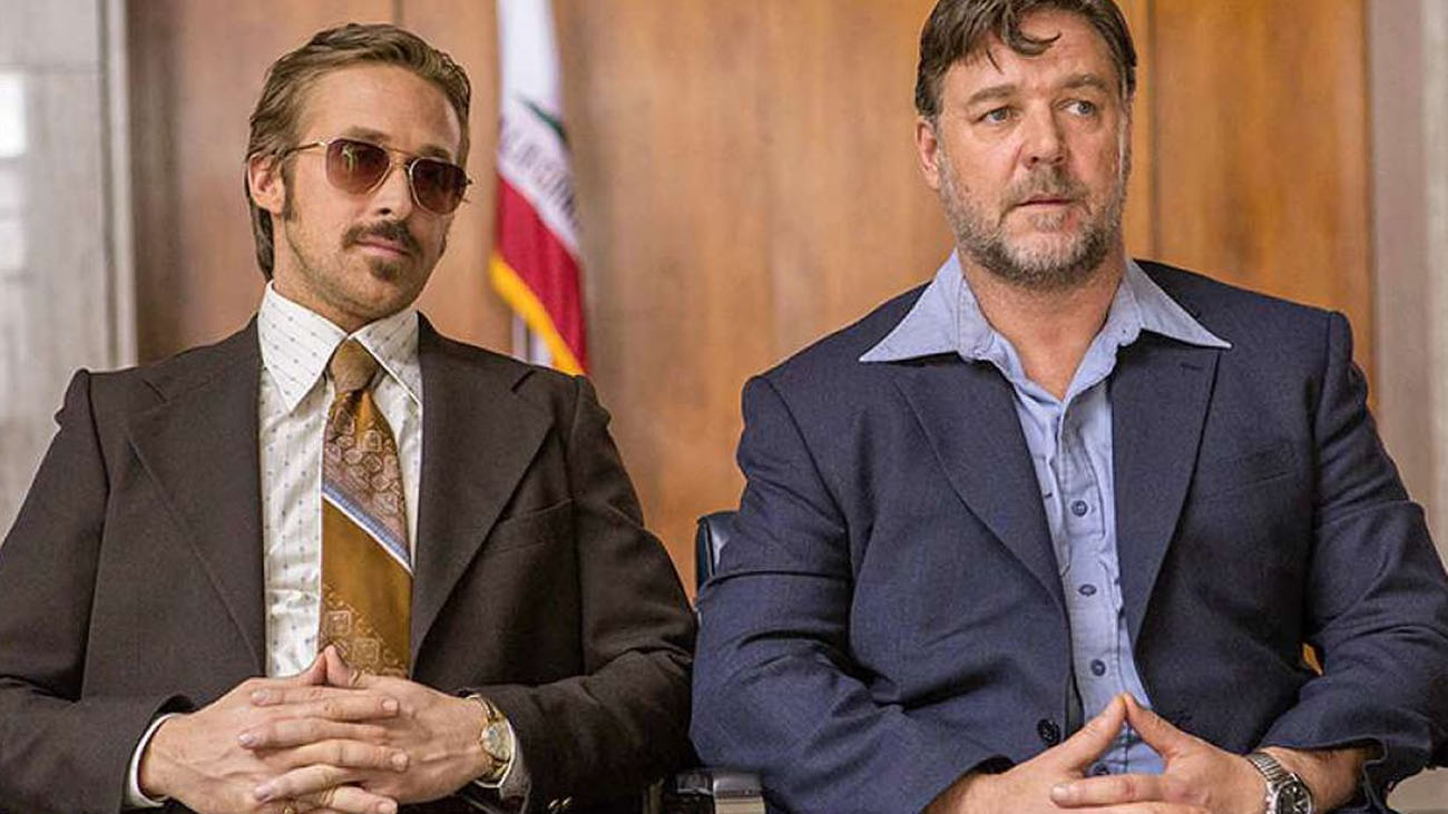 Ryan Gosling e Russell Crowe em Os Caras Bonzinhos.
