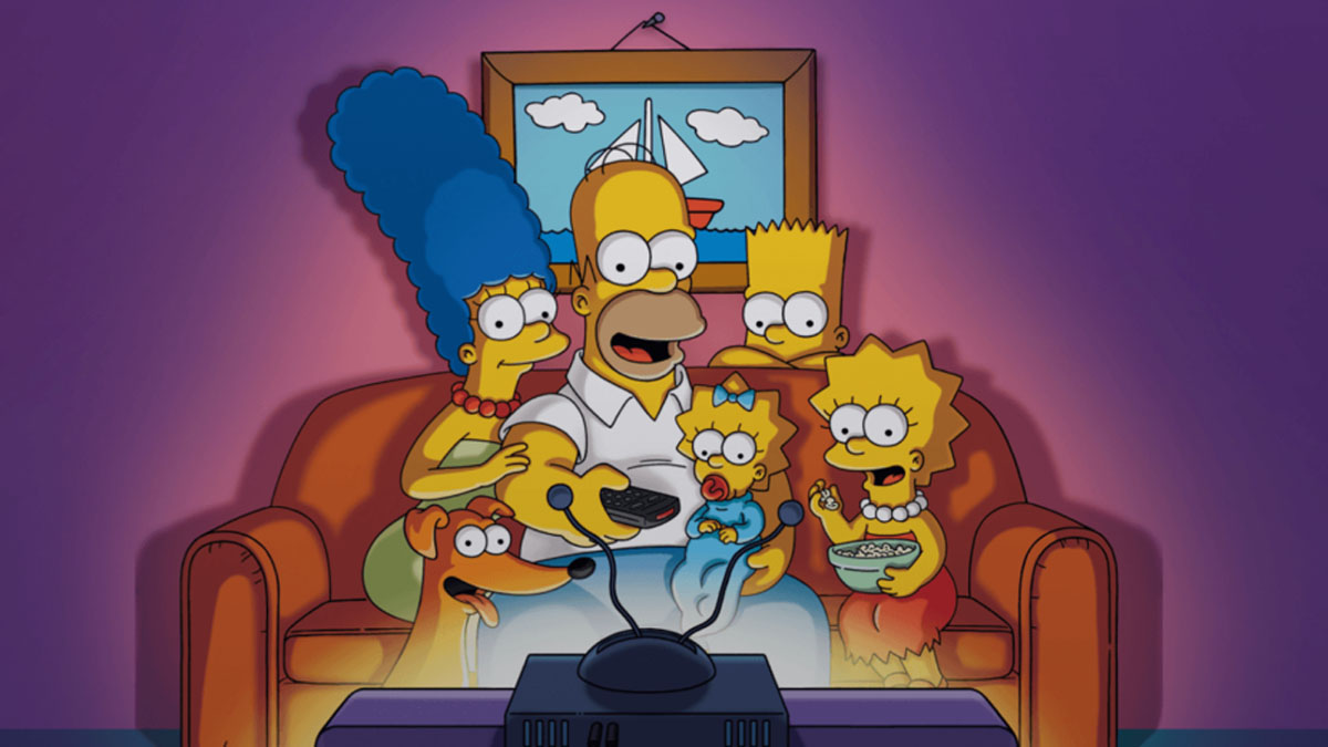 Los Simpson se reúnen alrededor de la televisión familiar.