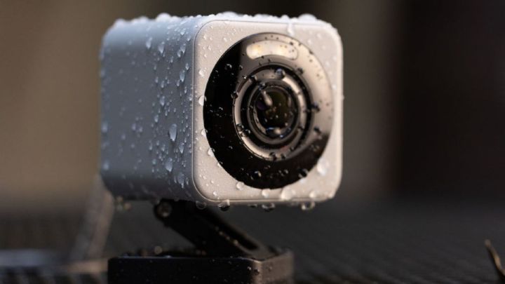 The Wyze Cam v4 with water droplets on its frame.