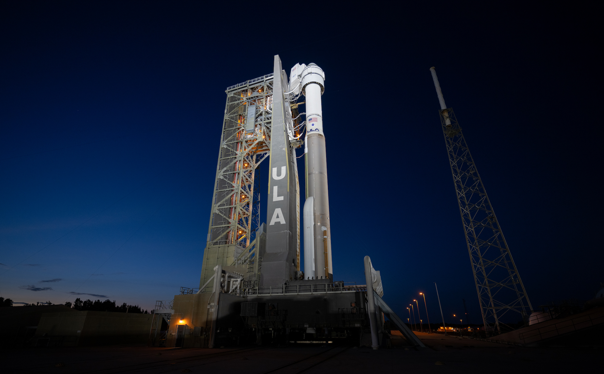 यूएलए का एटलस वी रॉकेट और बोइंग स्पेस का स्टारलाइनर अंतरिक्ष यान फ्लोरिडा के कैनेडी स्पेस सेंटर के लॉन्चपैड पर।