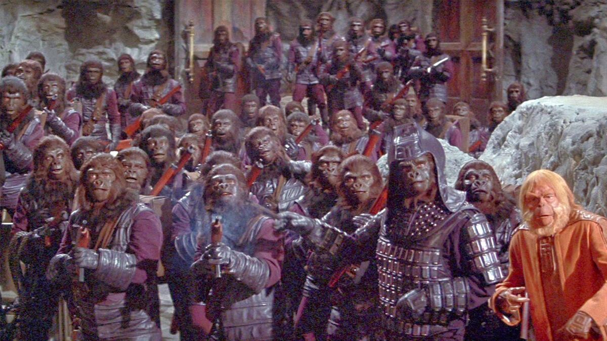 El General Ursa, el Dr. Zaius y un ejército de soldados gorilas en Bajo el planeta de los simios