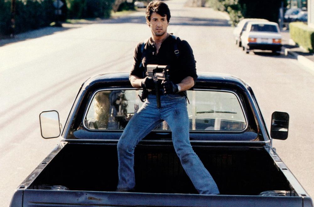 Un hombre sostiene un arma en un camión en Cobra.