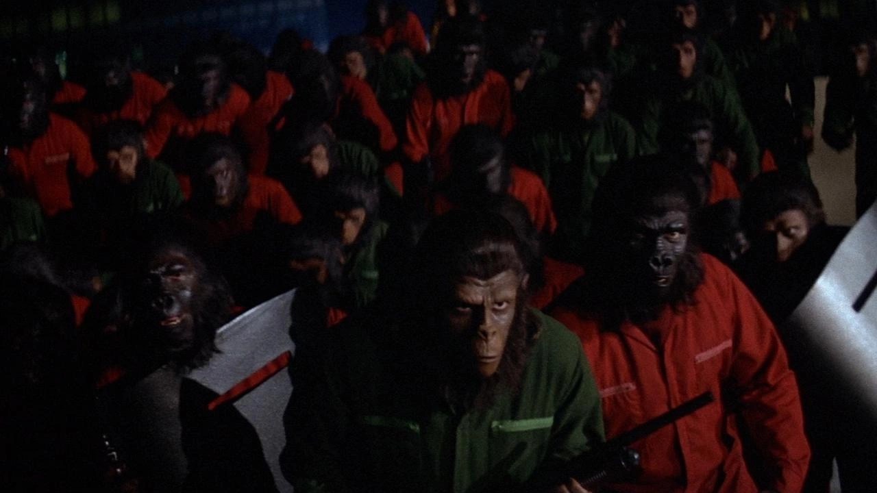 Caesar (Roddy McDowall) lidera un levantamiento de simios en La conquista del planeta de los simios