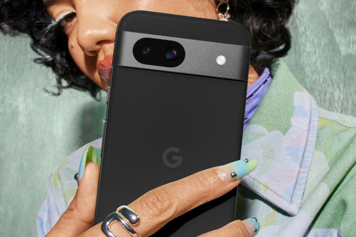 Google Pixel 8a पकड़े हुए किसी व्यक्ति की तस्वीर।