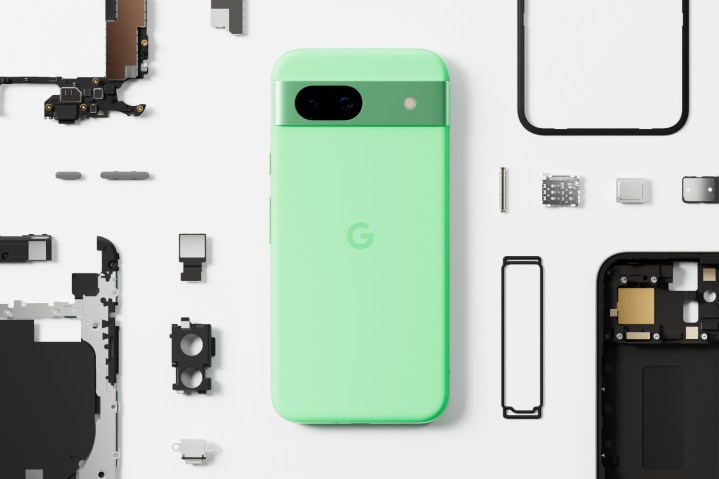 Pixel  8A зеленого цвета с открытыми внутренними компонентами.