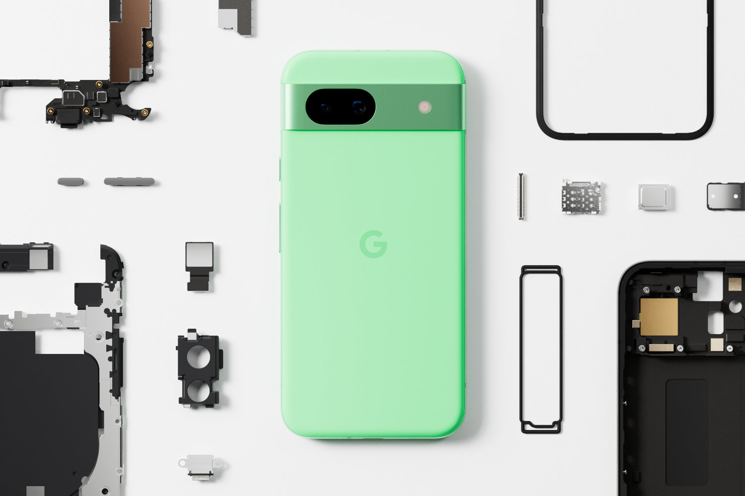 Pixel 8A हरे रंग में है और अंदरूनी हिस्से खुले हुए हैं।