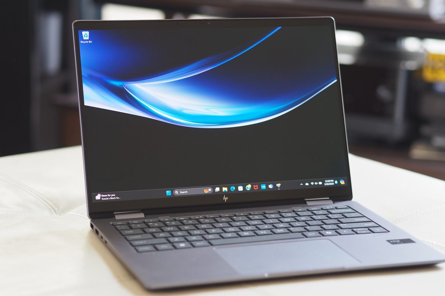 HP Envy x360 14 2024 फ्रंट एंगल व्यू डिस्प्ले और कीबोर्ड दिखा रहा है।