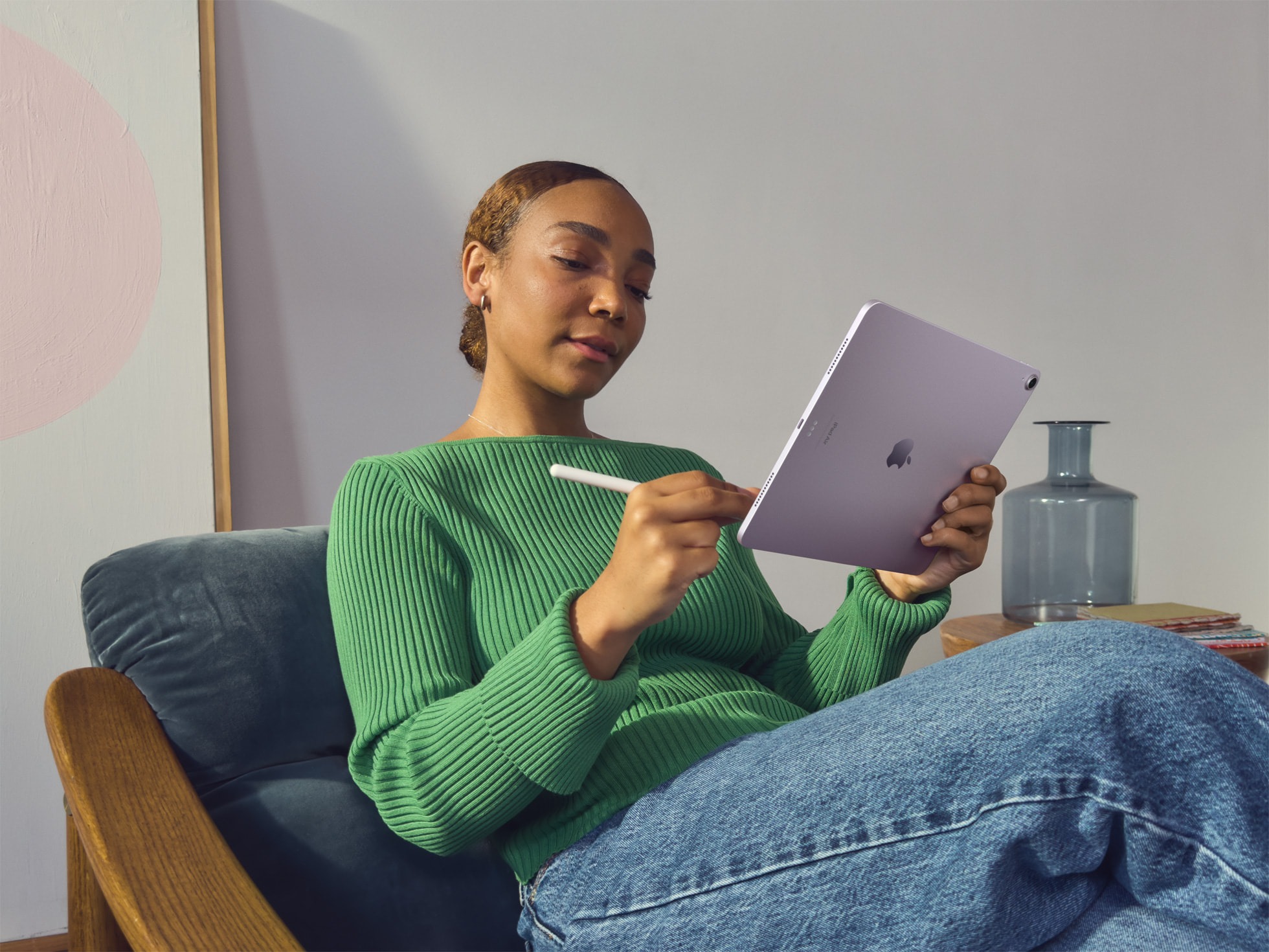 使用 2024 年 iPad Air 13 英寸和 Apple Pencil Pro 的人。