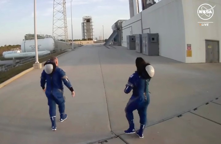 星际客机宇航员抵达发射台，进行航天器的首次载人飞行。