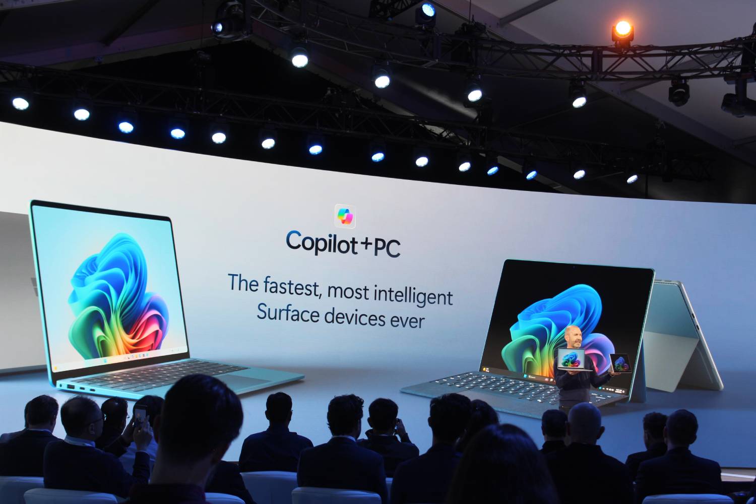 El Copilot+ Surface Laptop y Surface Pro se muestran en el escenario.