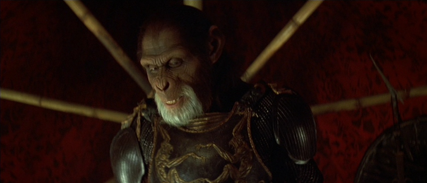 Un Tim Roth con el ceño fruncido como el General Thade en el remake de El planeta de los simios de 2001