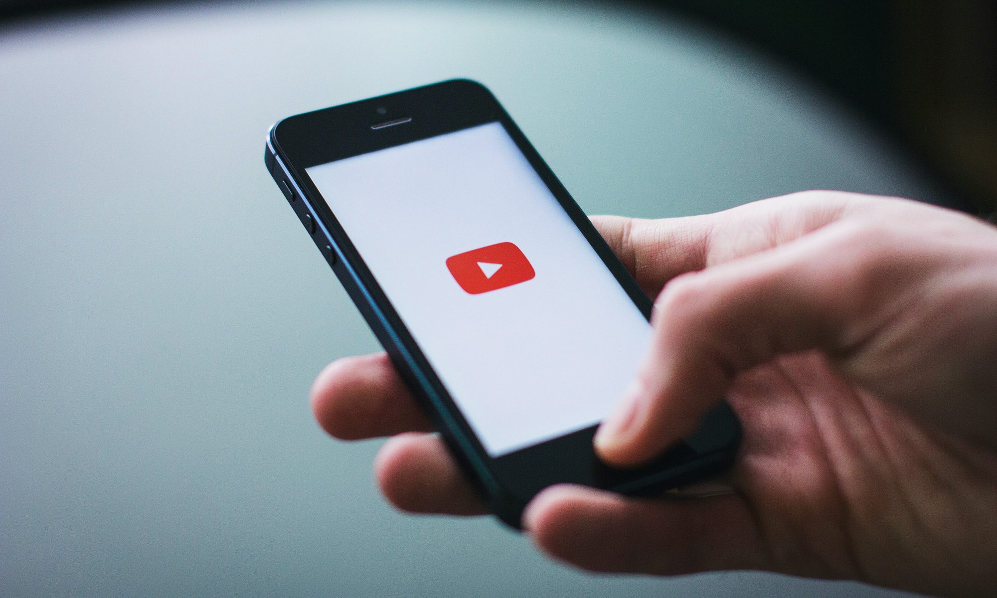 手機上的 YouTube 應用程序。