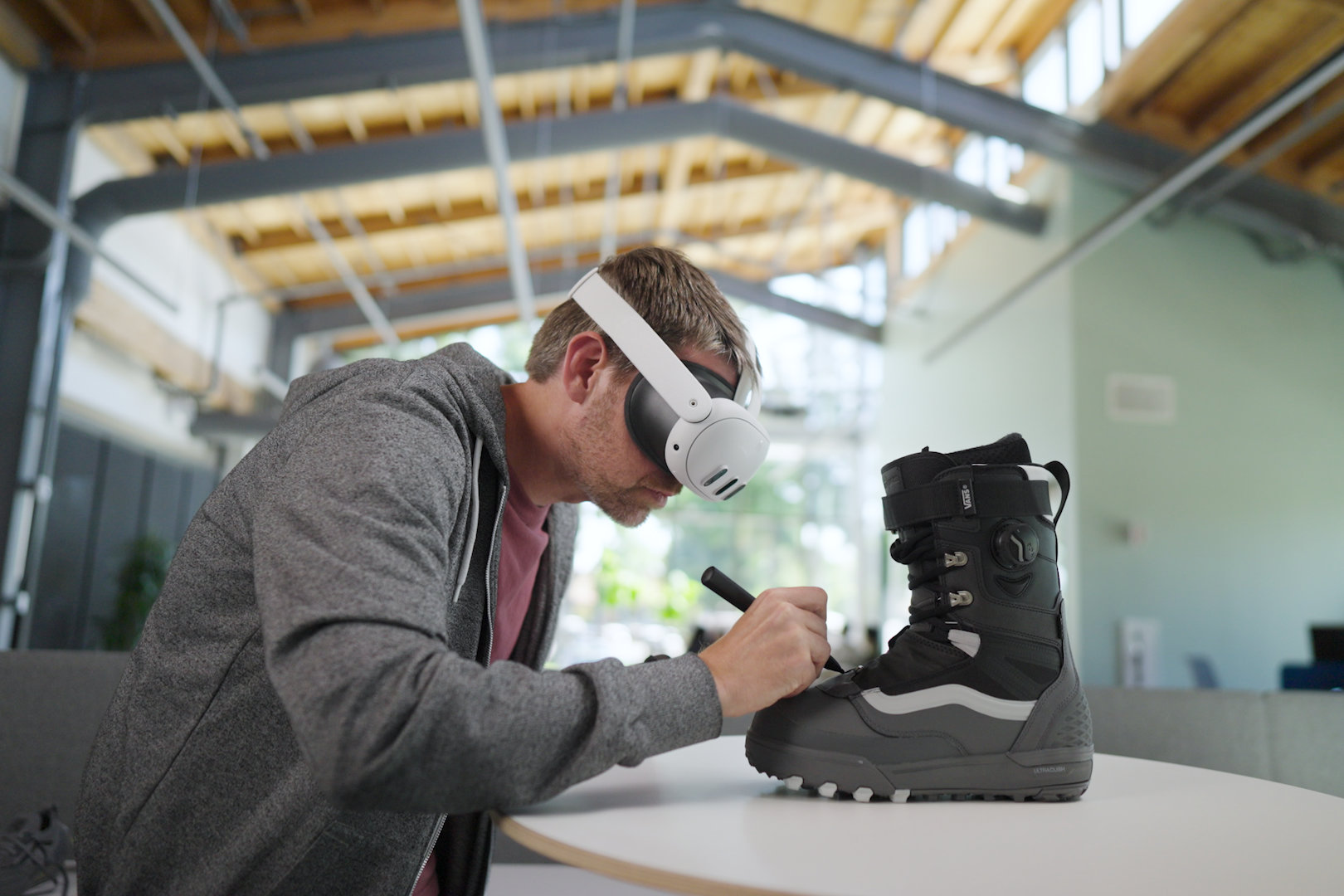 Una persona usa una Logitech MX Ink para hacer scullt en 3D con un Meta Quest 3