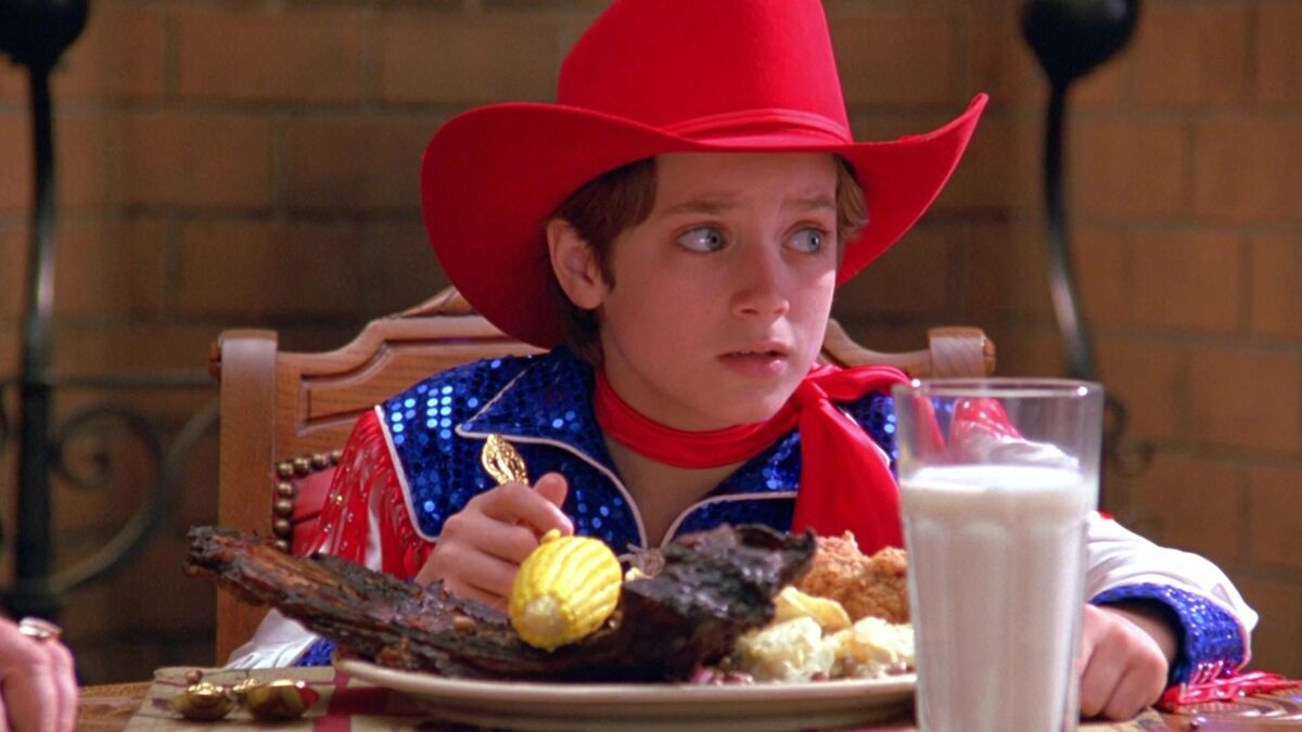 North en la mesa de la cena mirando a su izquierda en North.