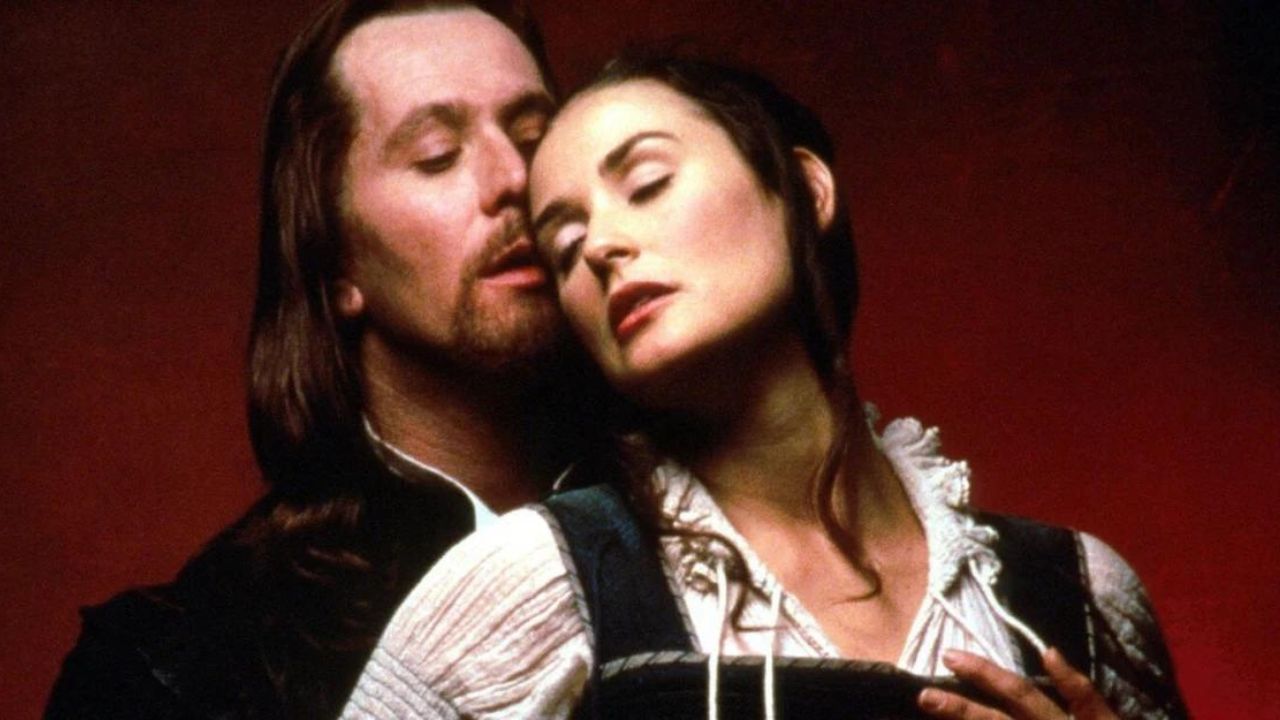 Gary Oldman y Demi Moore abrazándose en una imagen promocional de La letra escarlata.