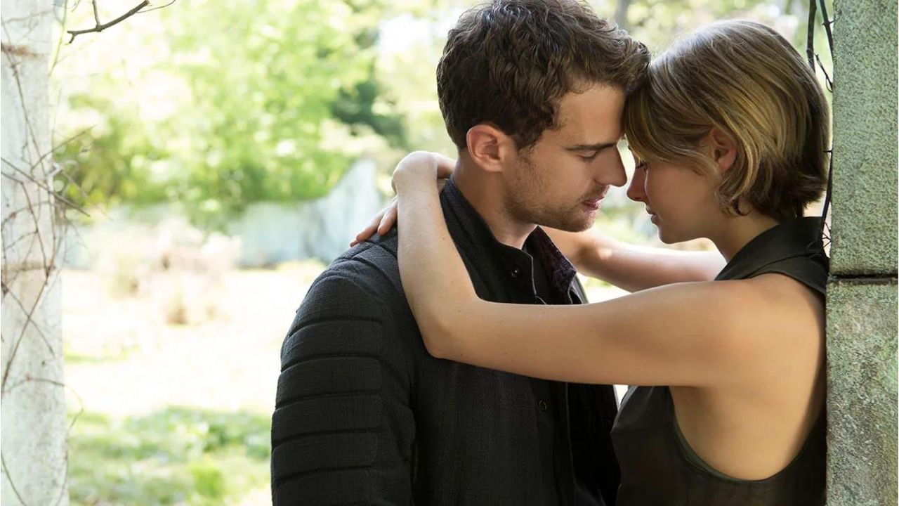 Cuatro y Tris a punto de besarse en Allegiant.
