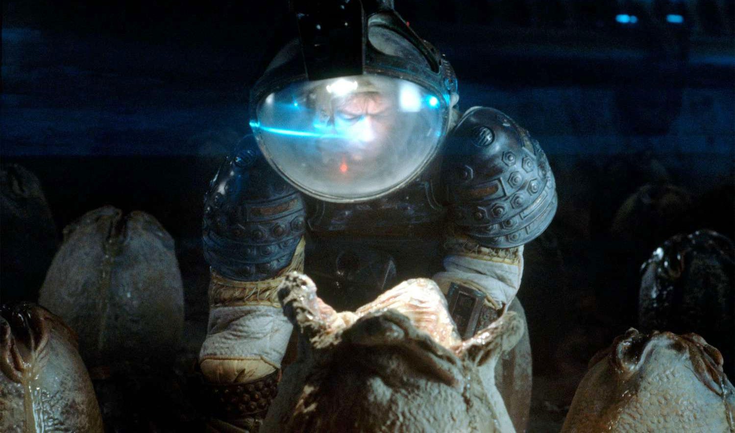 مردی به یک غلاف حق در Alien نگاه می کند.