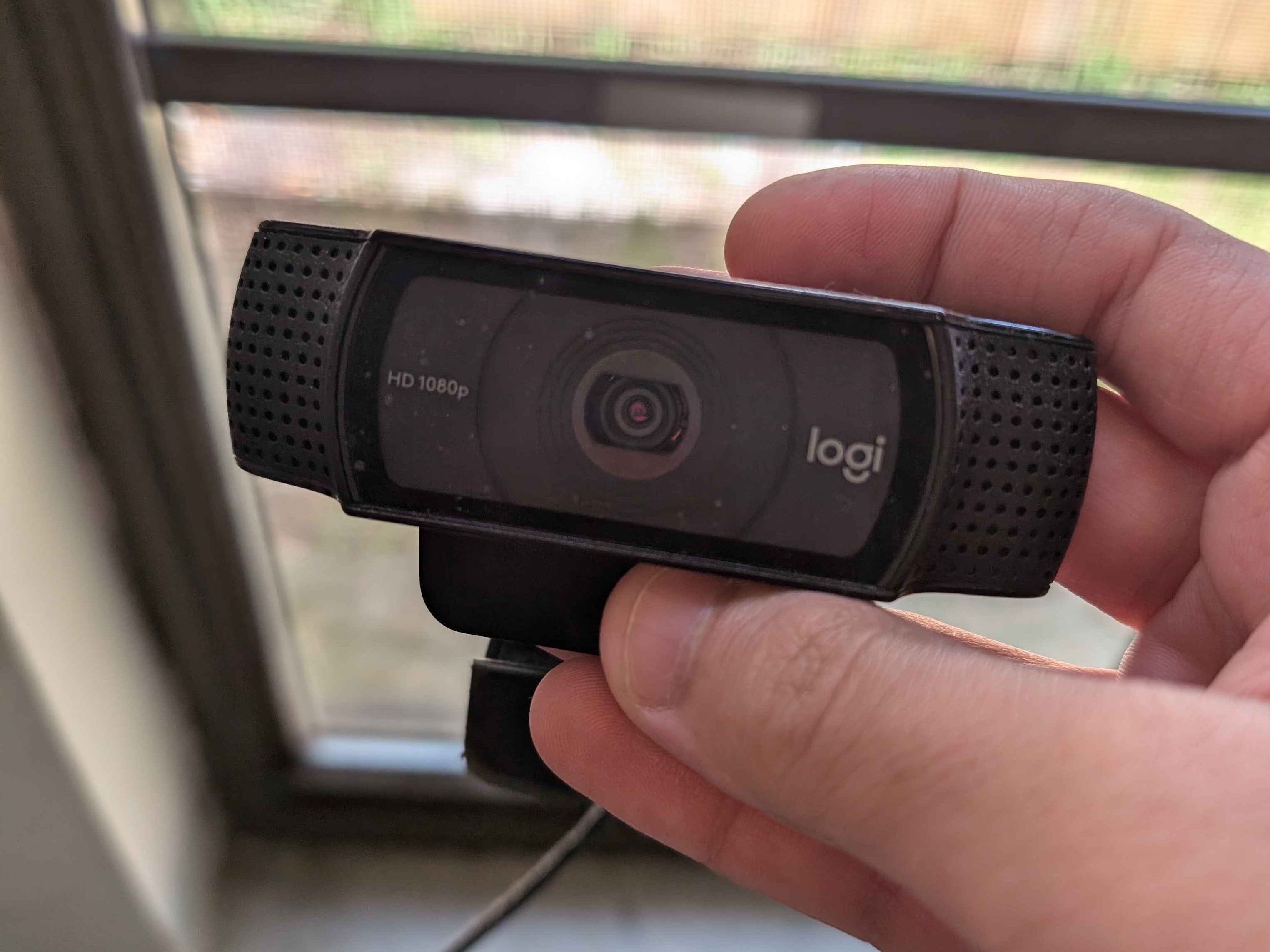 저는 Logitech C920 1080p 웹캠을 손에 들고 있습니다.
